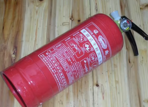 让火焰无处遁形：干粉灭火器的神奇力量